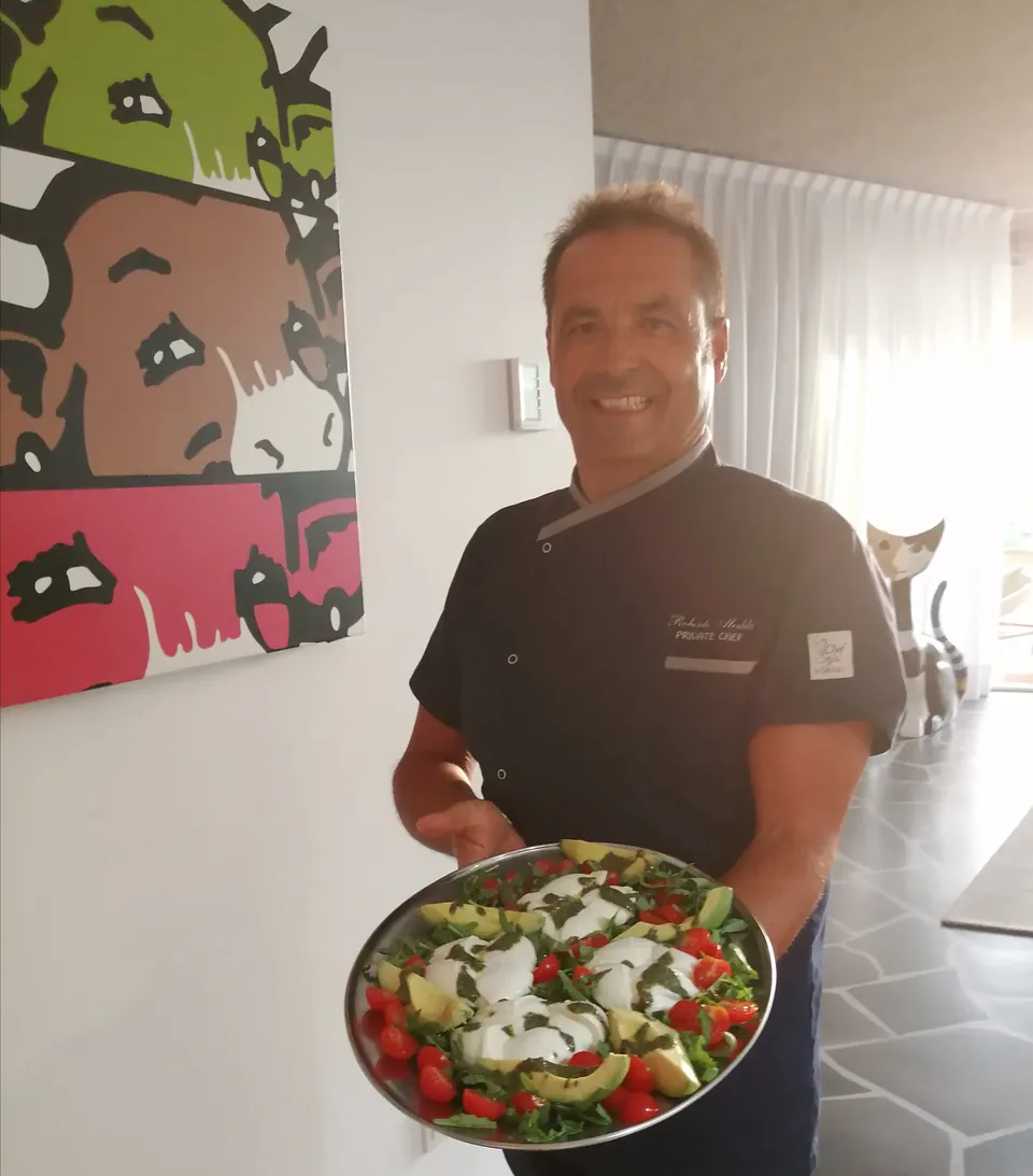 El chef con una ensalada recién preparada