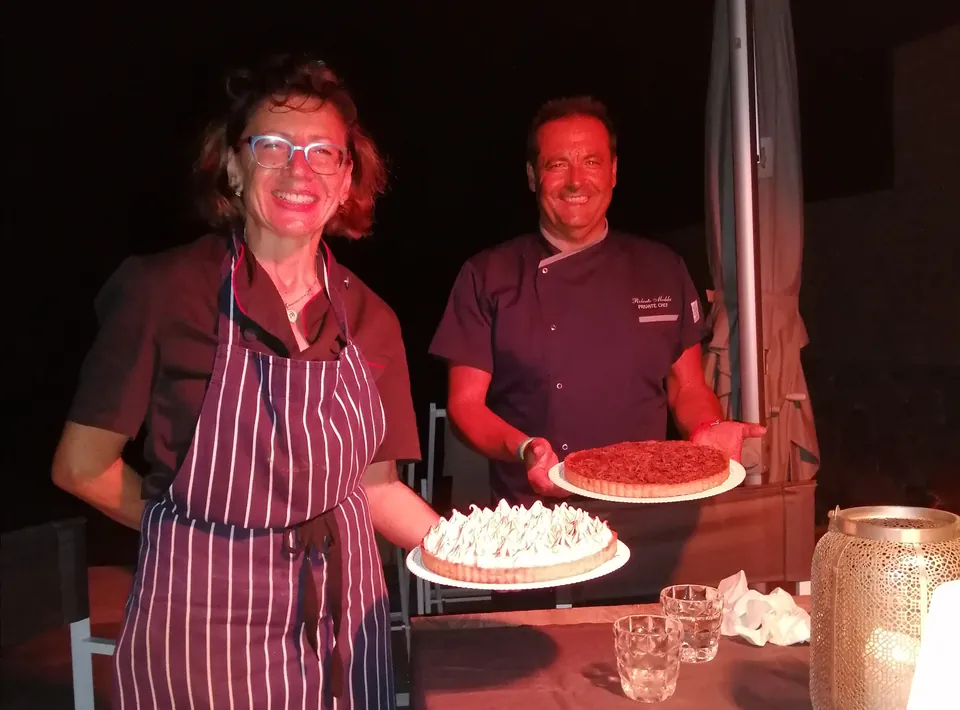 Cena privada en una terraza con tartas caseras