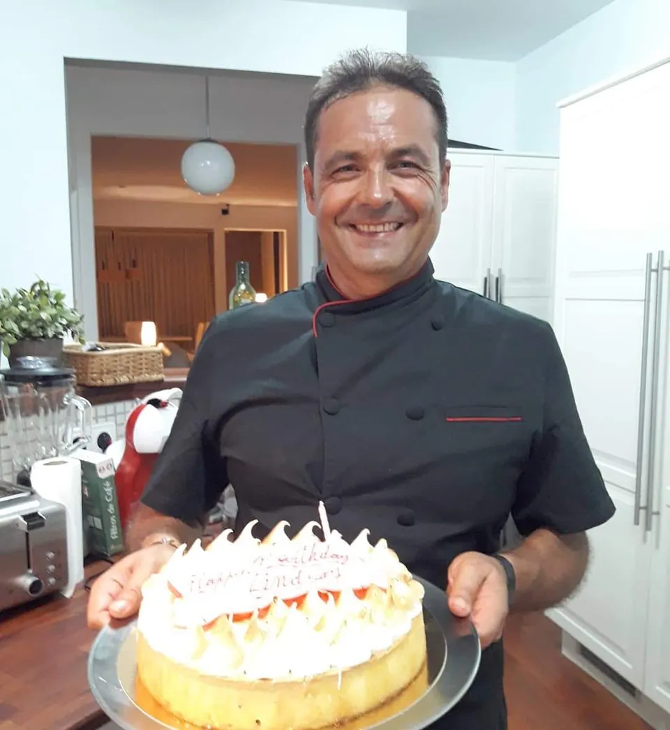 Tarta de cumpleaños casera preparada por el chef